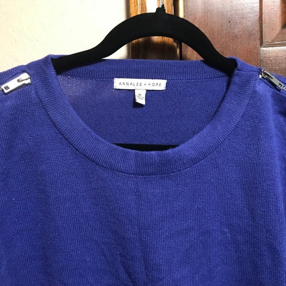 Gorgeous Color-Block Sweater with Zipper Detail - Picture 2 of 4